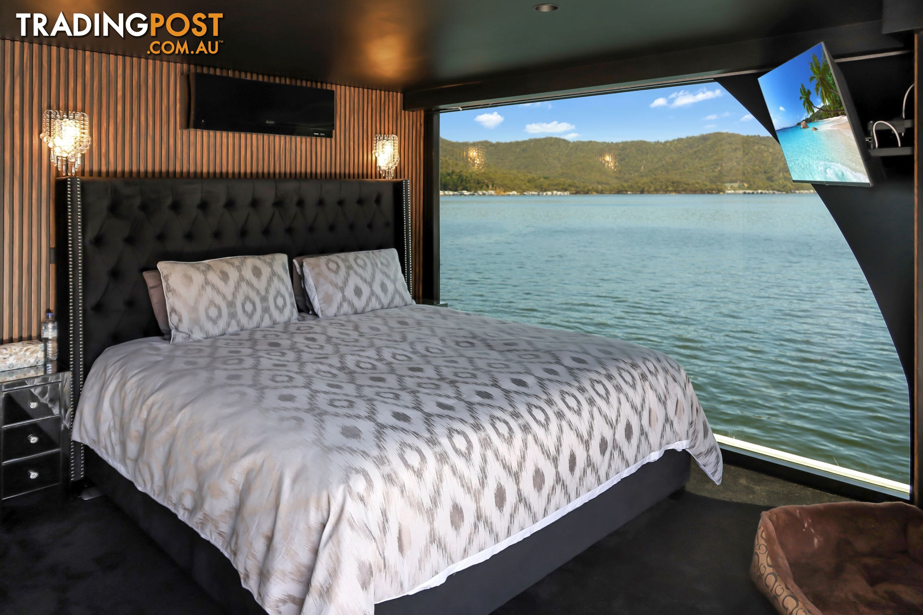 ENVY Houseboat Holiday Home on Lake Eildon