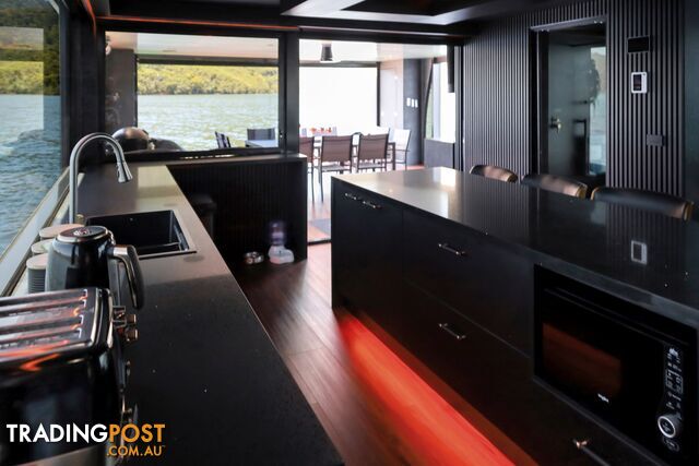 ENVY Houseboat Holiday Home on Lake Eildon