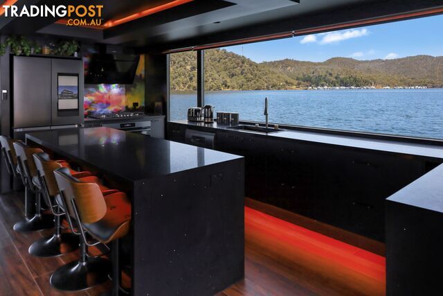 ENVY Houseboat Holiday Home on Lake Eildon