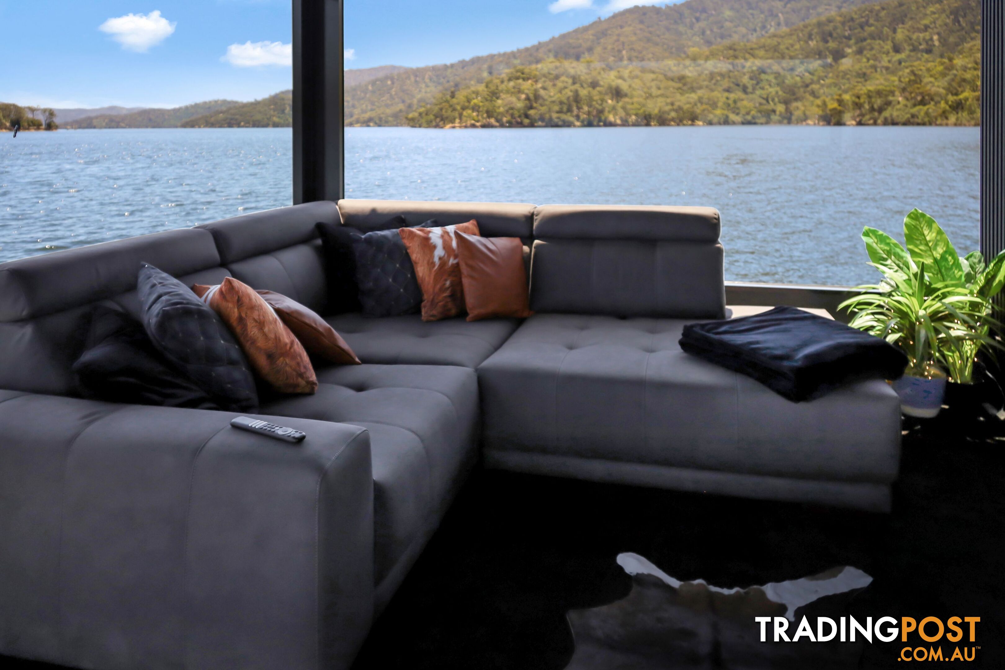 ENVY Houseboat Holiday Home on Lake Eildon