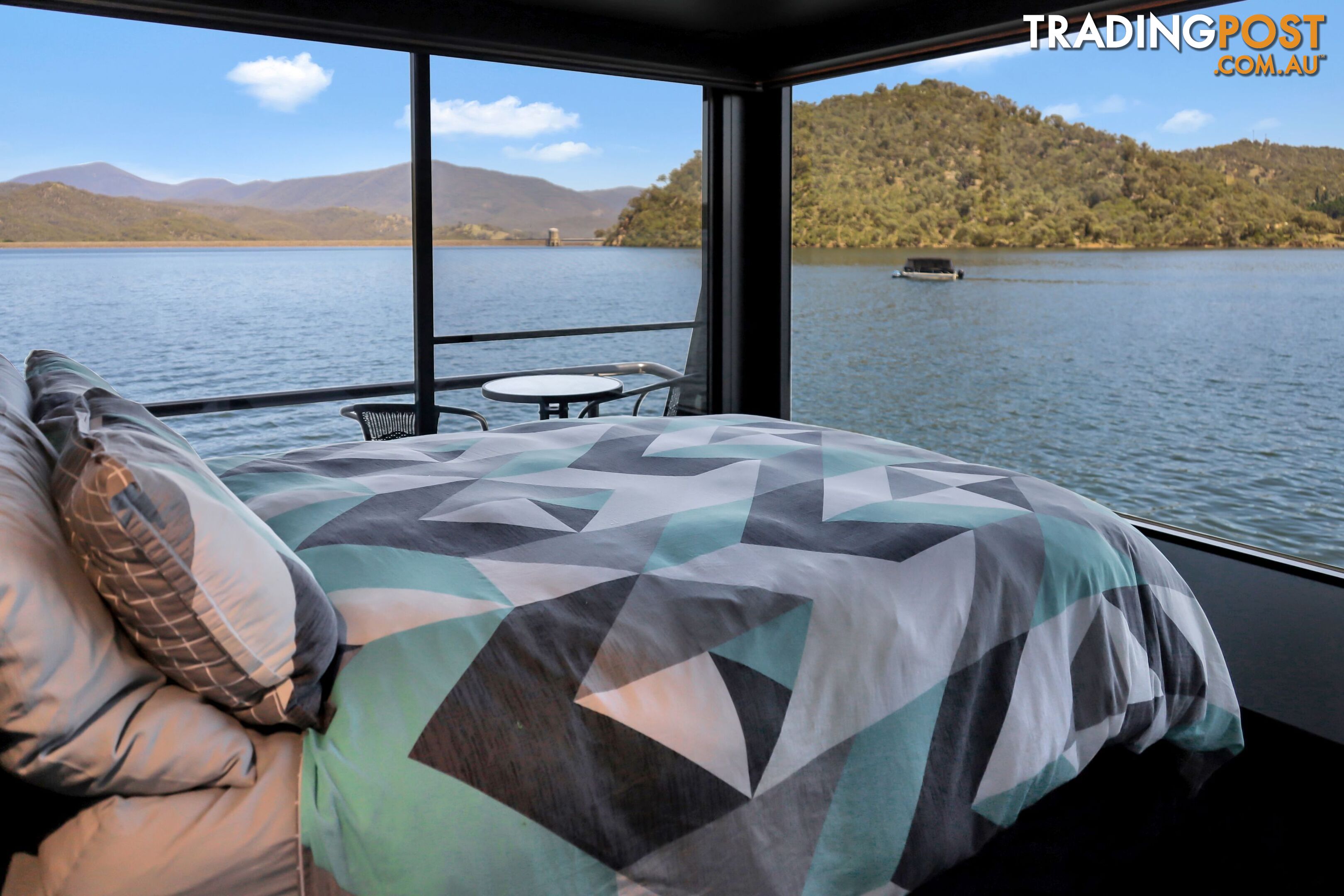 ENVY Houseboat Holiday Home on Lake Eildon