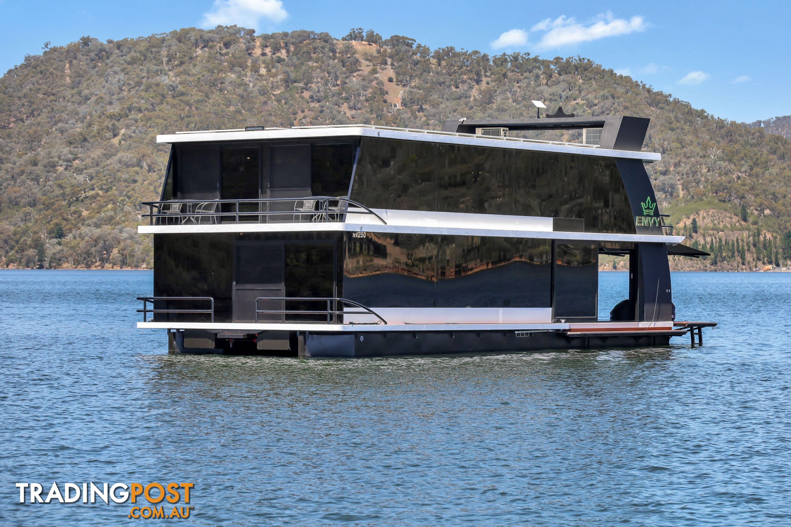 ENVY Houseboat Holiday Home on Lake Eildon