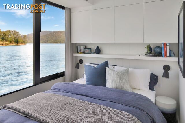Oasis Houseboat Holiday Home on Lake Eildon