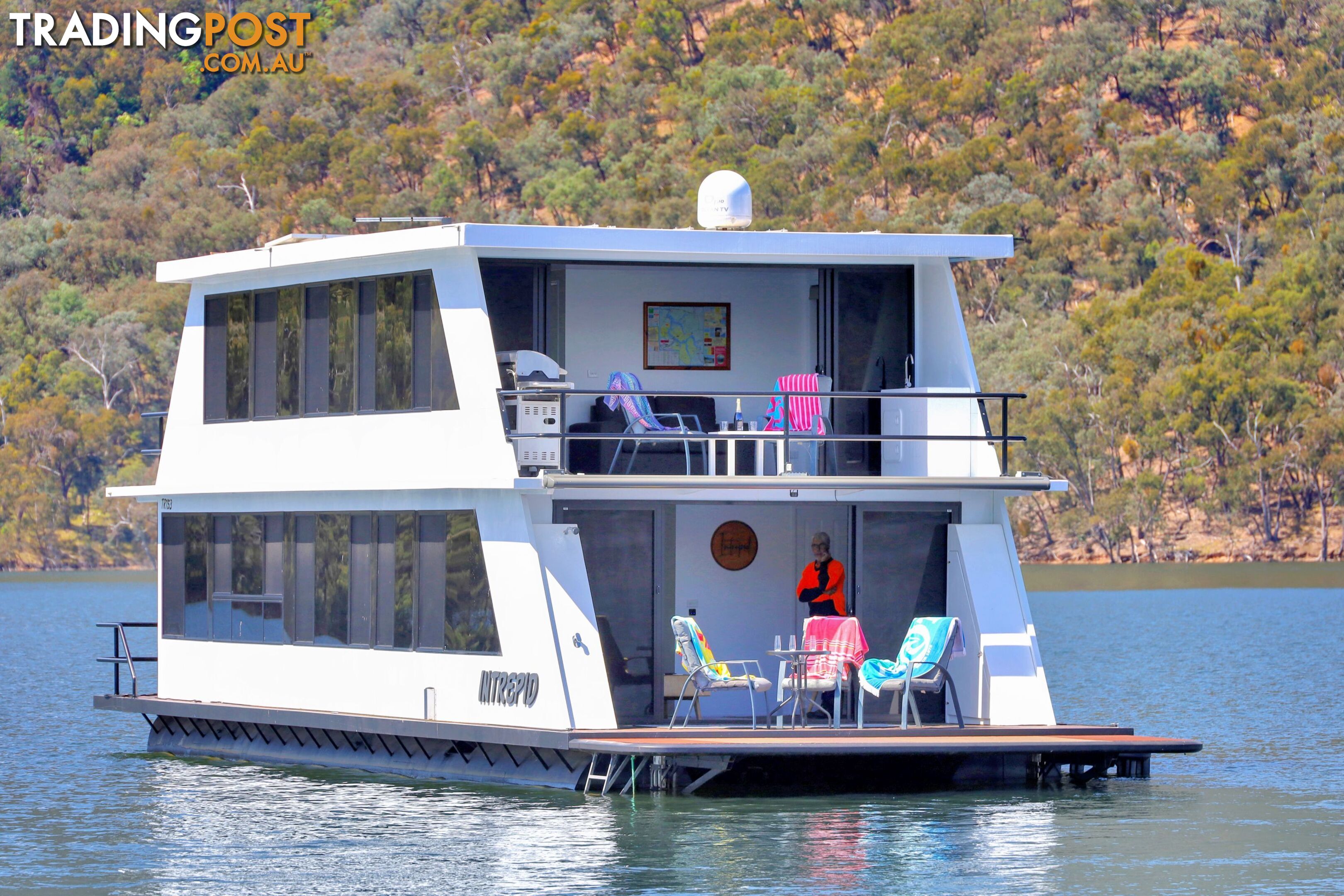 Intrepid Houseboat Holiday Home on Lake Eildon