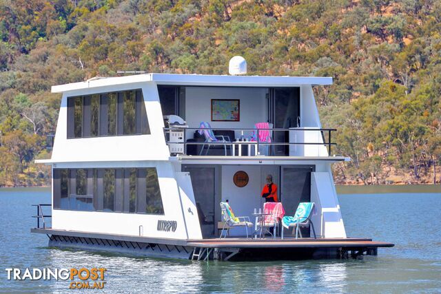 Intrepid Houseboat Holiday Home on Lake Eildon