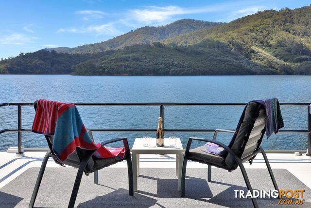 Intrepid Houseboat Holiday Home on Lake Eildon