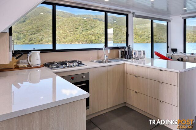 Intrepid Houseboat Holiday Home on Lake Eildon