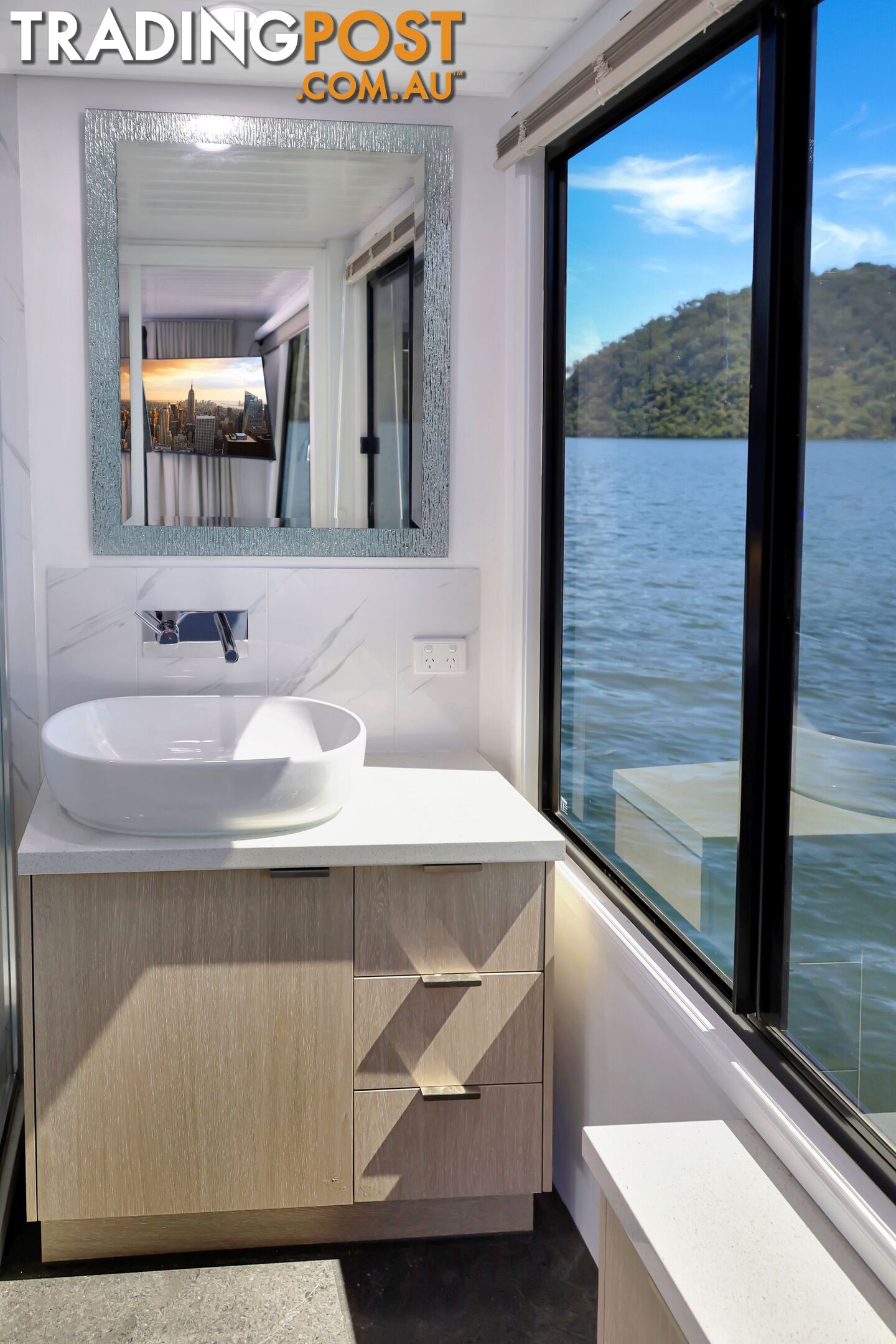 Intrepid Houseboat Holiday Home on Lake Eildon