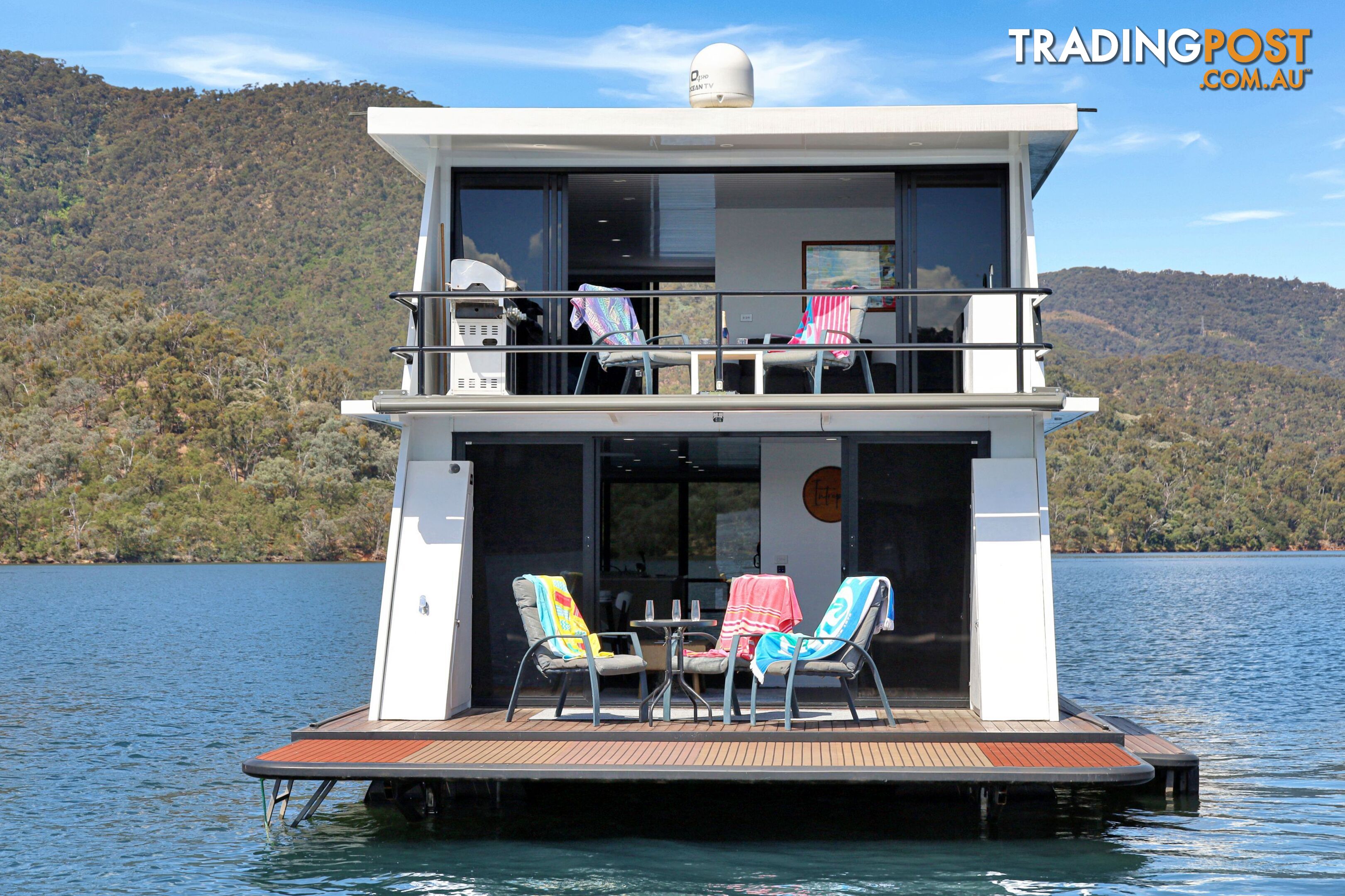 Intrepid Houseboat Holiday Home on Lake Eildon