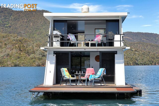 Intrepid Houseboat Holiday Home on Lake Eildon