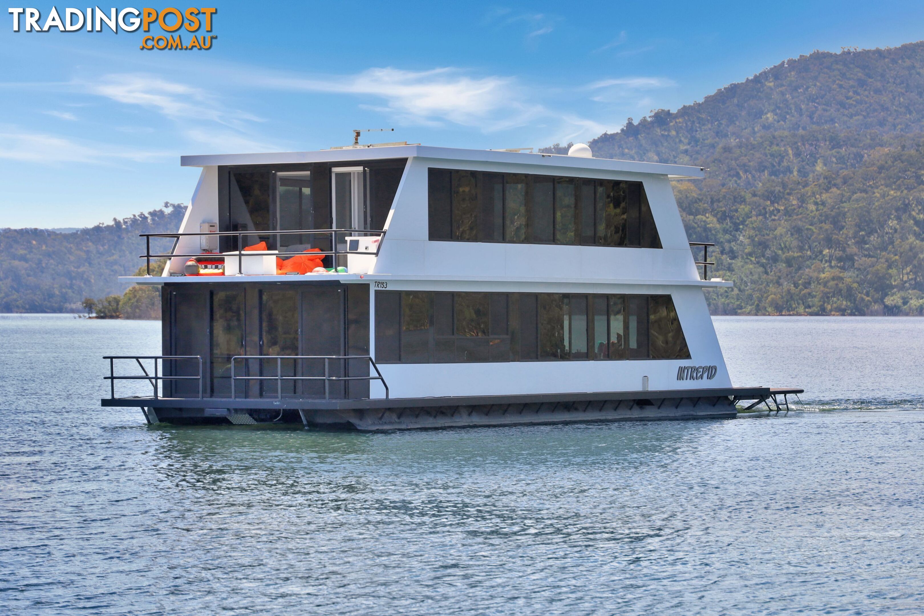 Intrepid Houseboat Holiday Home on Lake Eildon