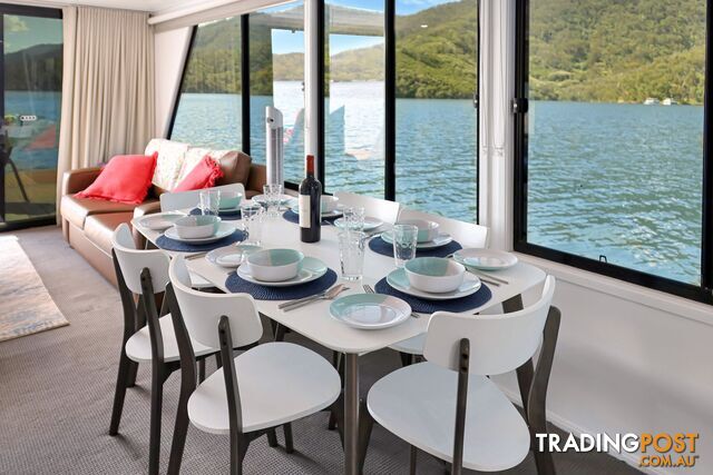 Intrepid Houseboat Holiday Home on Lake Eildon