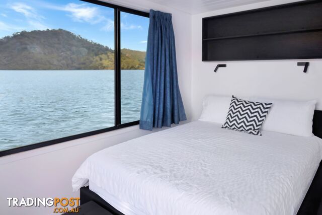 Intrepid Houseboat Holiday Home on Lake Eildon