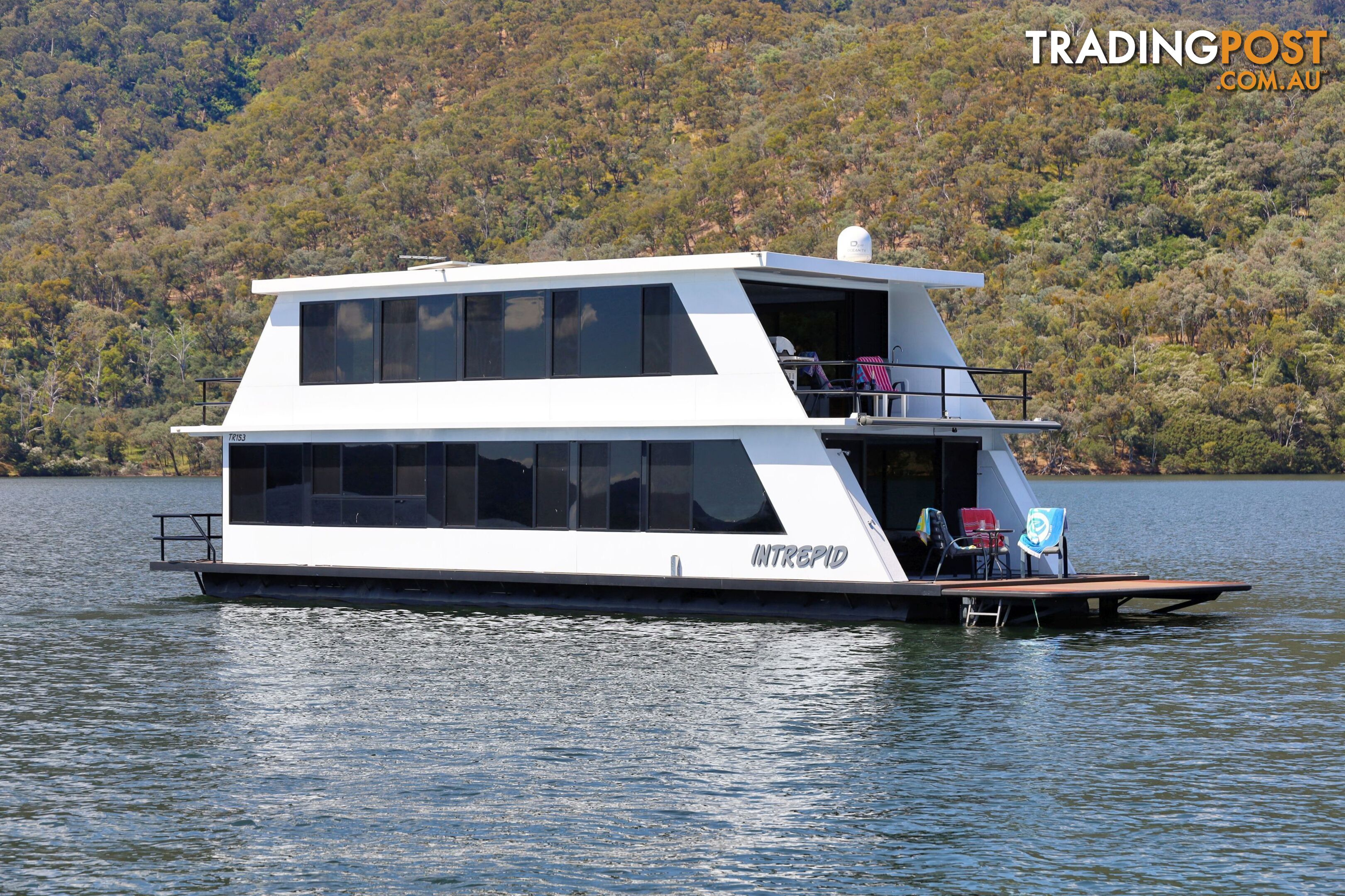 Intrepid Houseboat Holiday Home on Lake Eildon