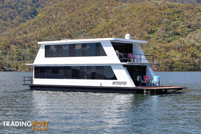 Intrepid Houseboat Holiday Home on Lake Eildon