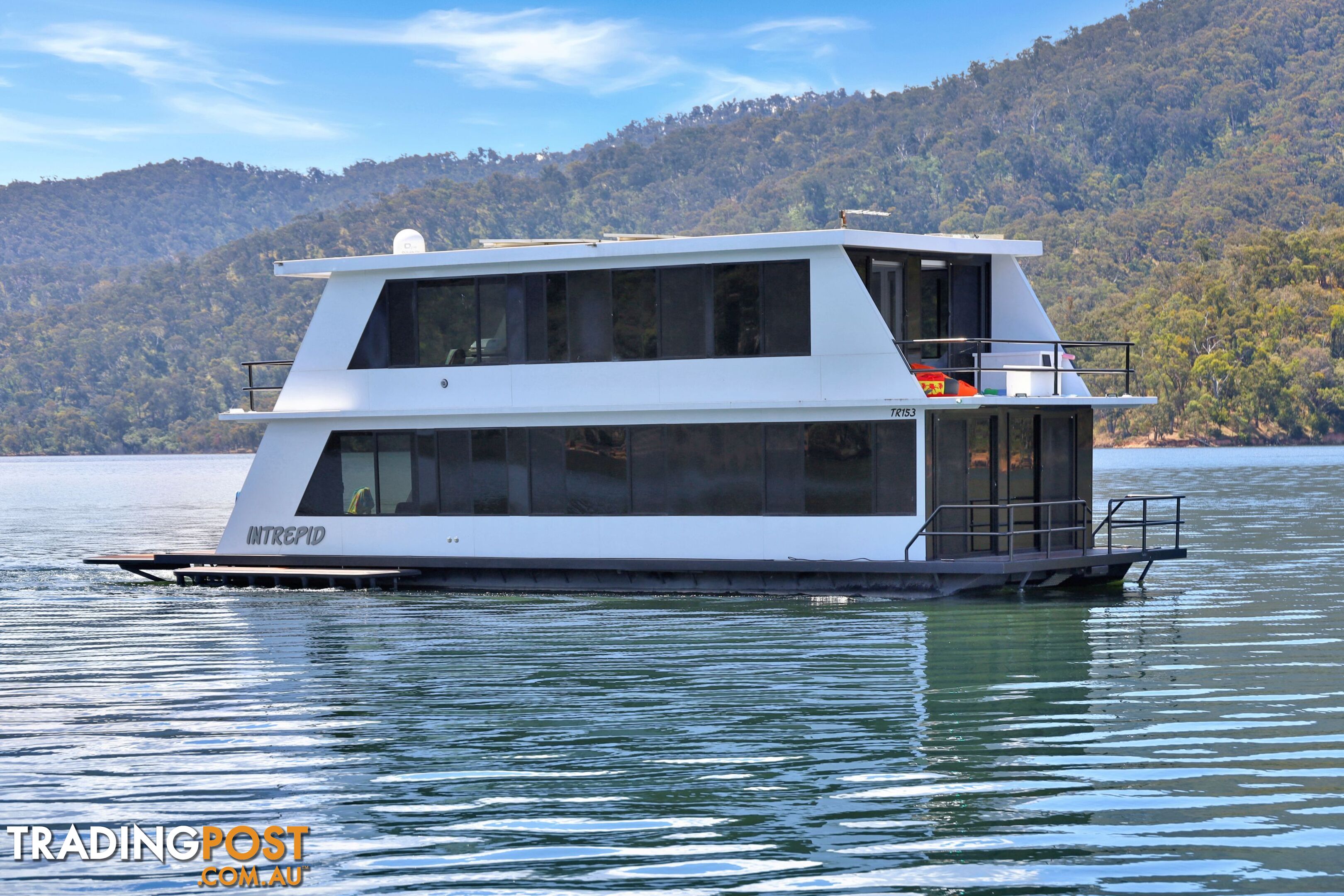 Intrepid Houseboat Holiday Home on Lake Eildon