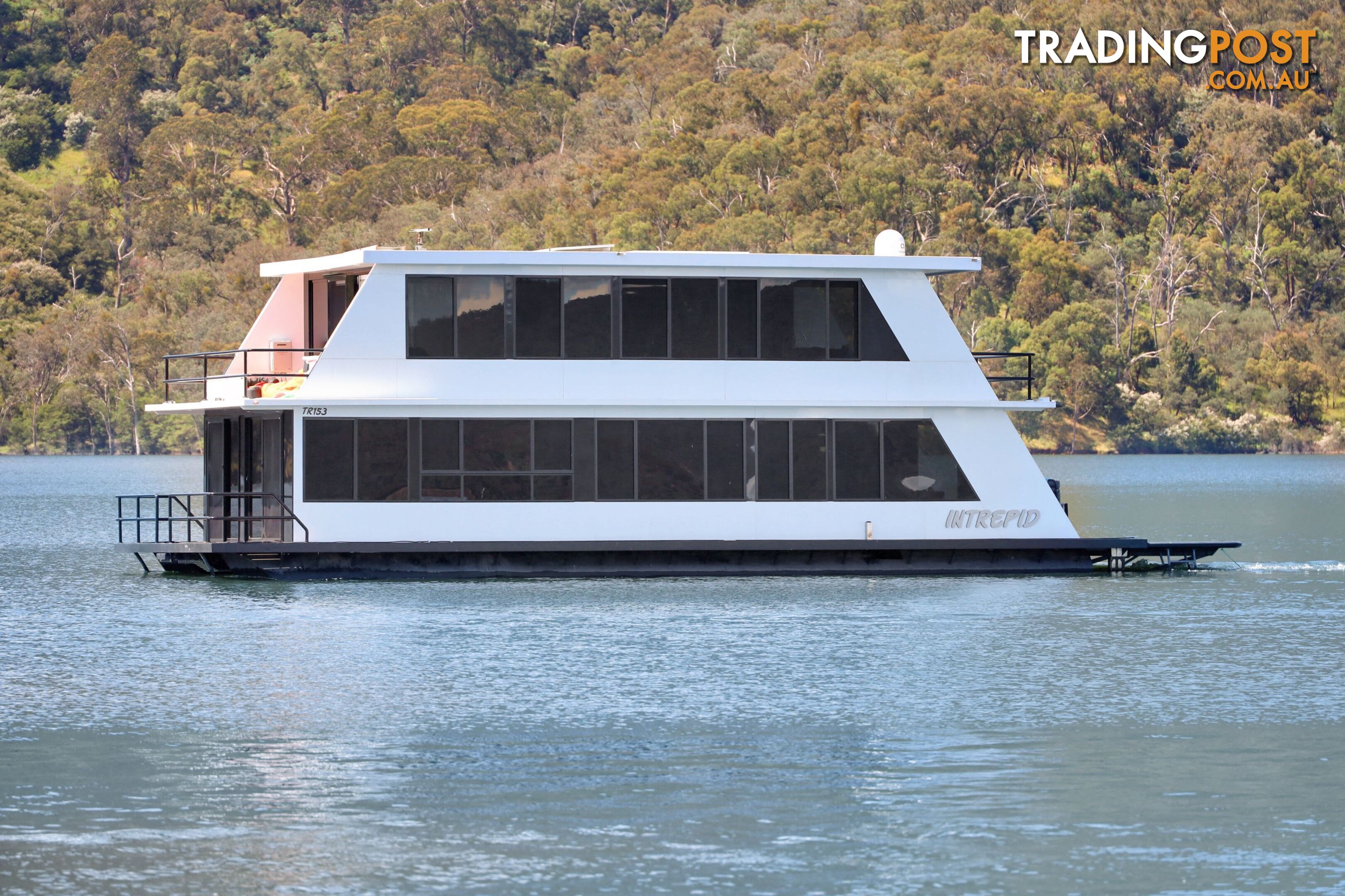 Intrepid Houseboat Holiday Home on Lake Eildon