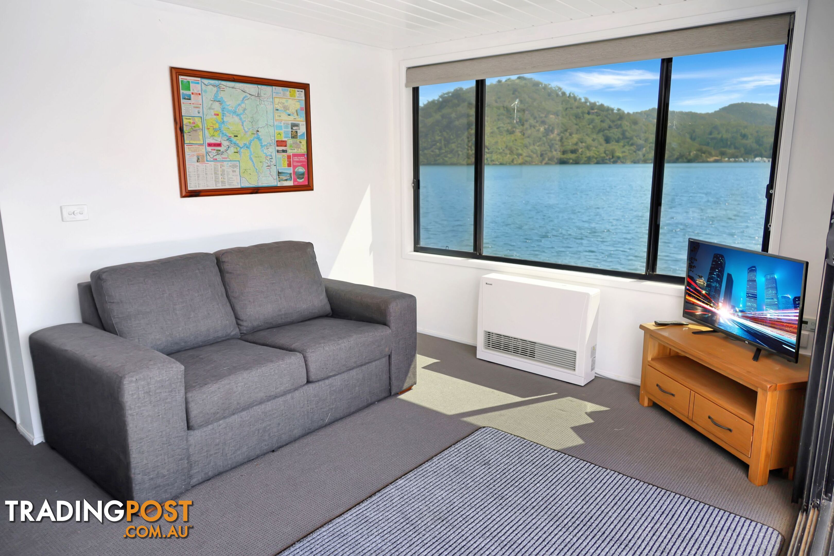 Intrepid Houseboat Holiday Home on Lake Eildon