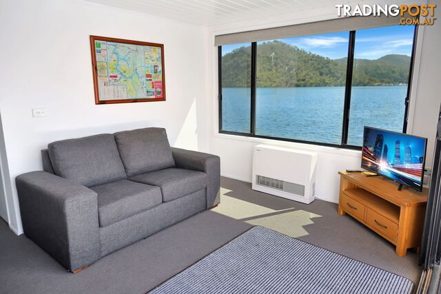 Intrepid Houseboat Holiday Home on Lake Eildon