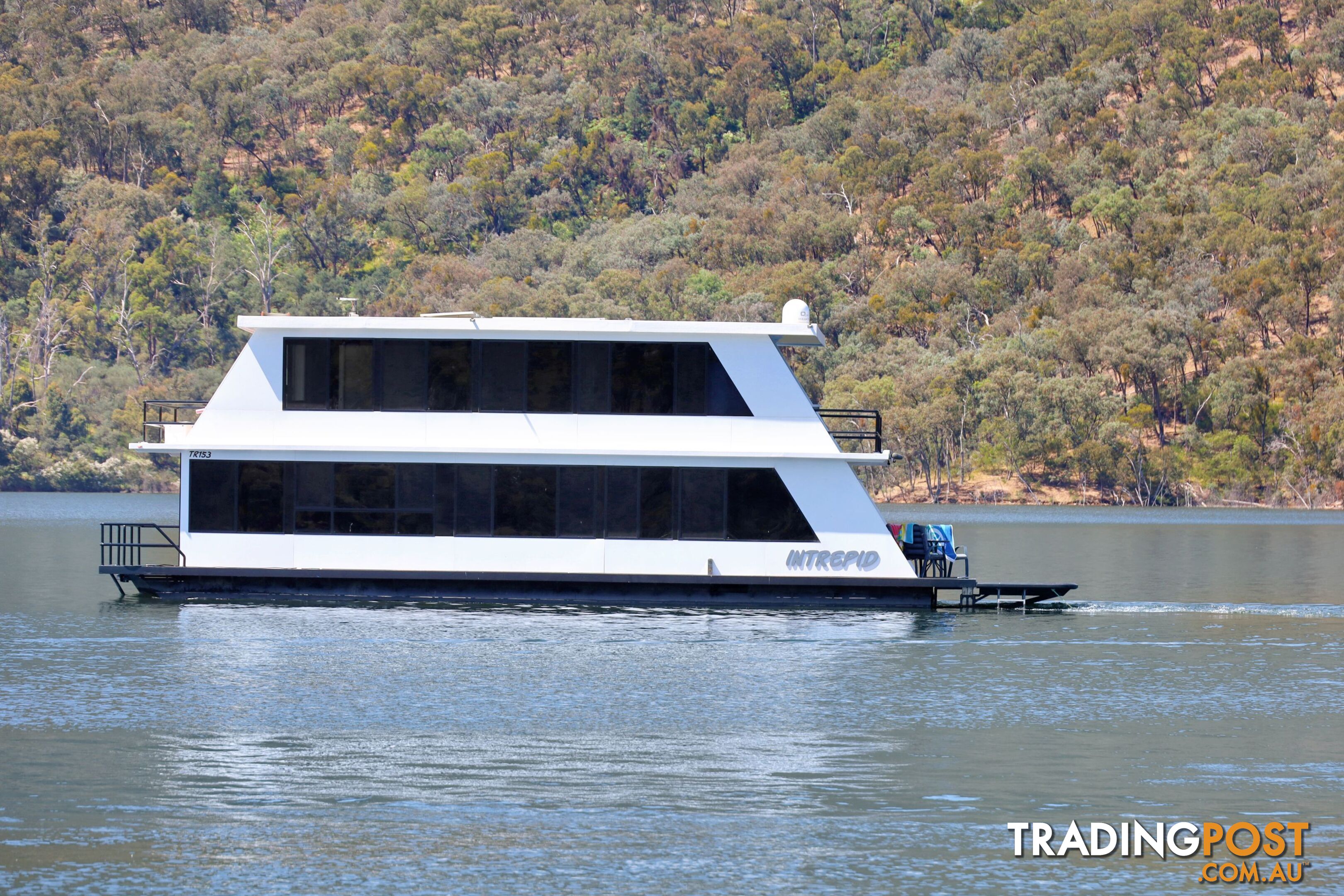 Intrepid Houseboat Holiday Home on Lake Eildon