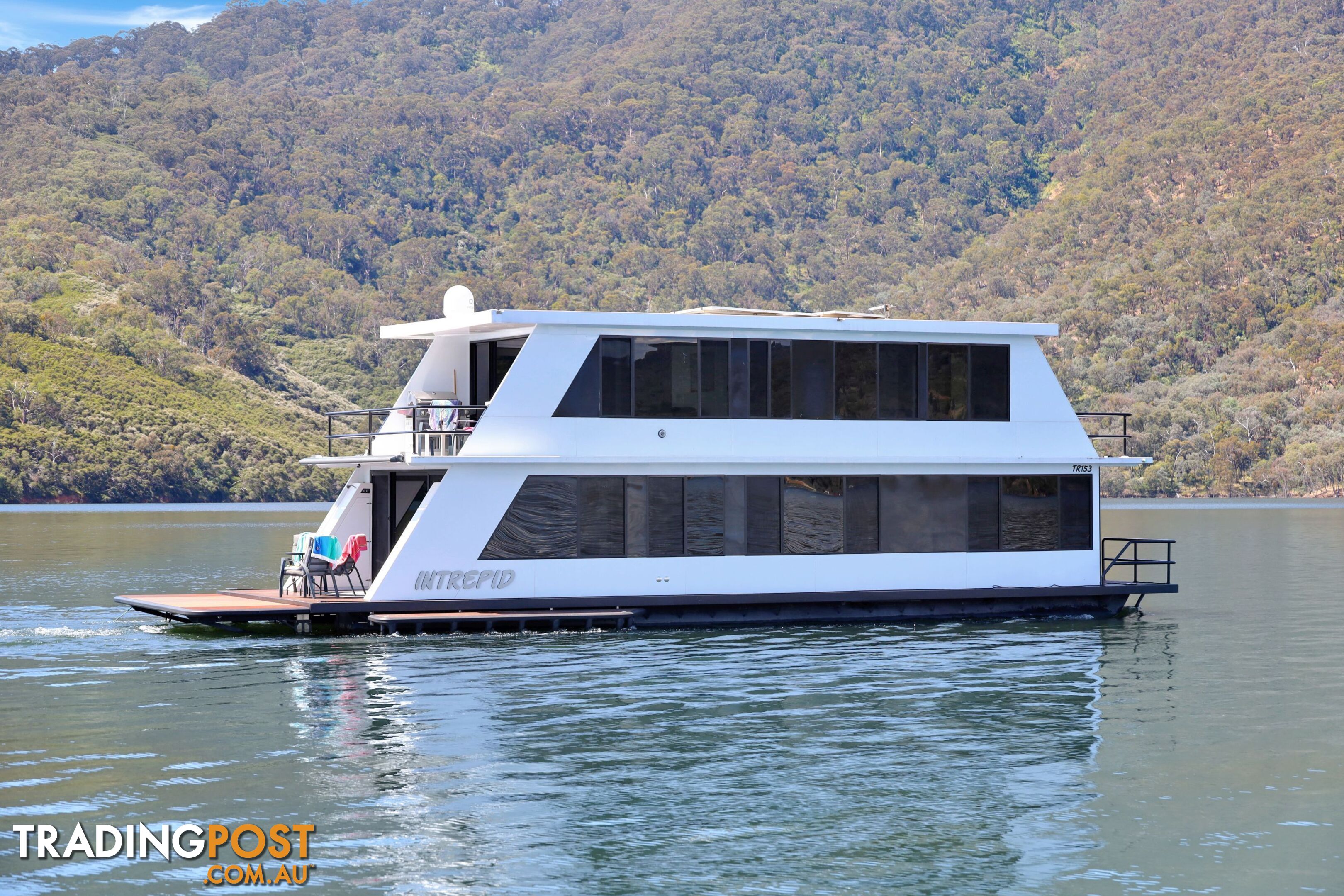 Intrepid Houseboat Holiday Home on Lake Eildon