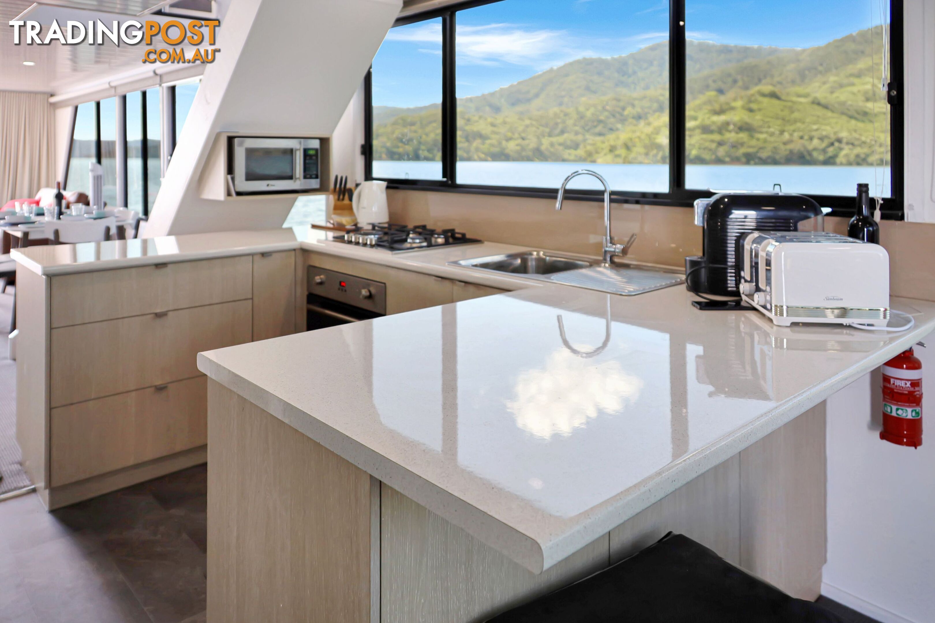 Intrepid Houseboat Holiday Home on Lake Eildon