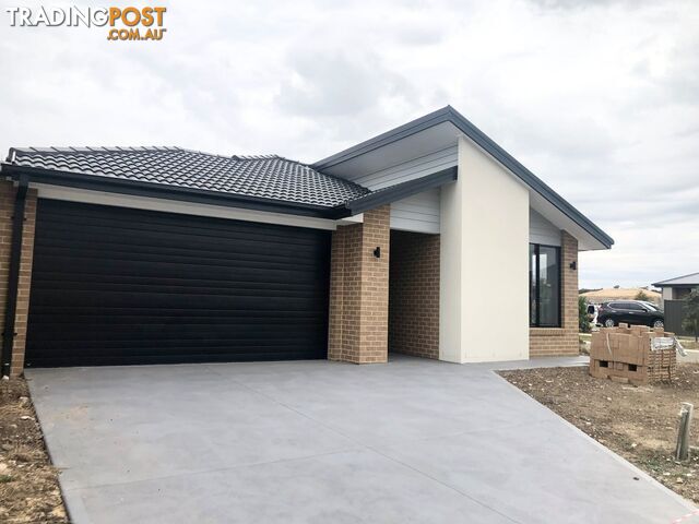 2 Rosella Way WALLAN VIC 3756