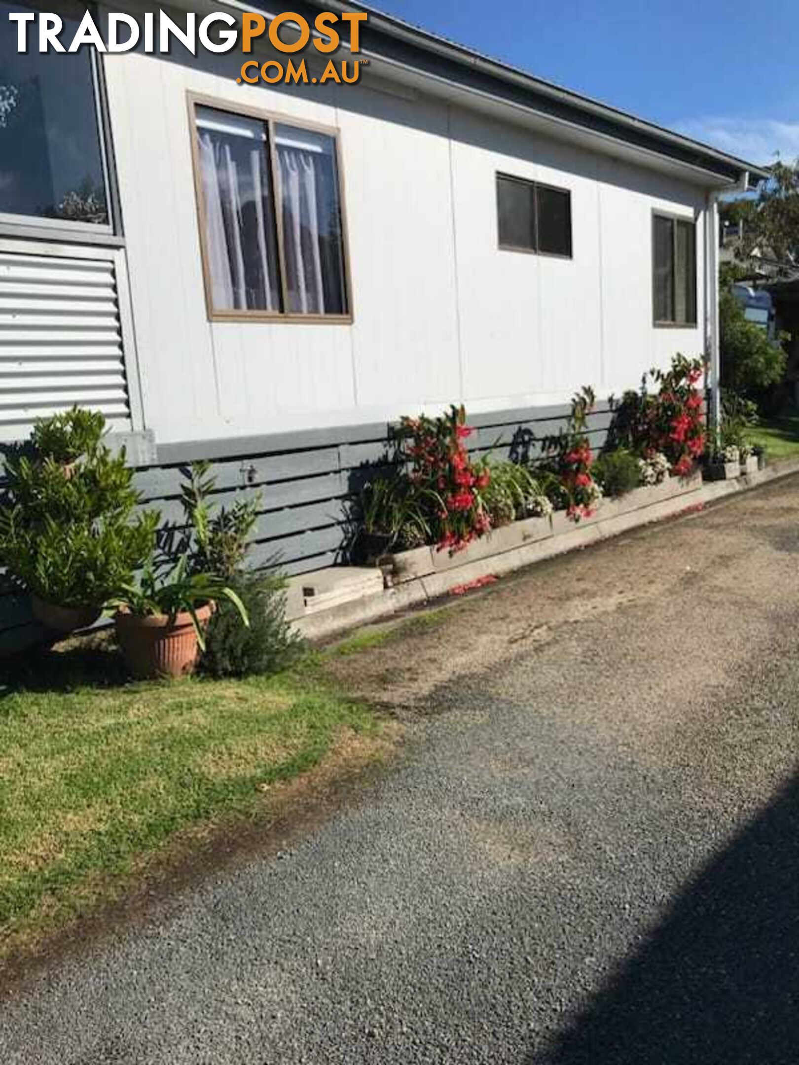 2 bedroom modern cabin house Tamboo River close to Metung, Lakes Entrance and Bairnsdale