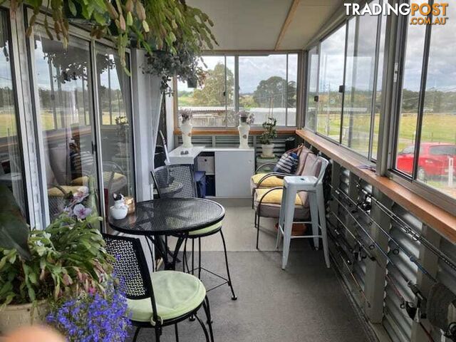 2 bedroom modern cabin house Tamboo River close to Metung, Lakes Entrance and Bairnsdale