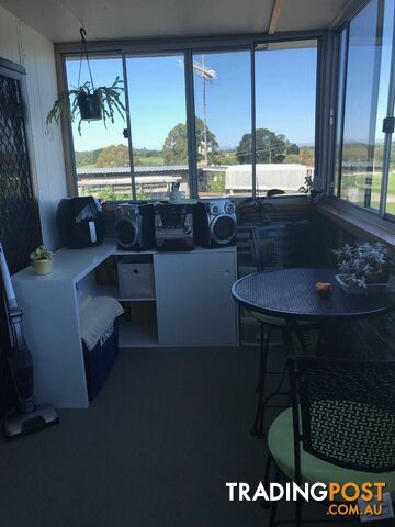 2 bedroom modern cabin house Tamboo River close to Metung, Lakes Entrance and Bairnsdale