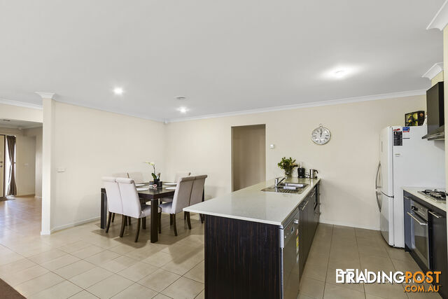 32 Victoria Place PAKENHAM VIC 3810