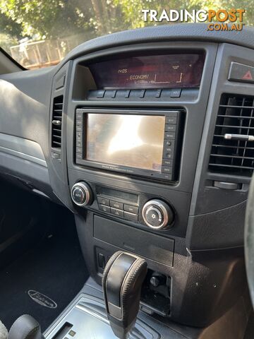 2009 Mitsubishi Pajero NT Platinum SUV Automatic - photo 5 of 10