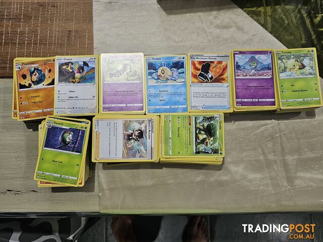 1000+ Assorted pokemon cards