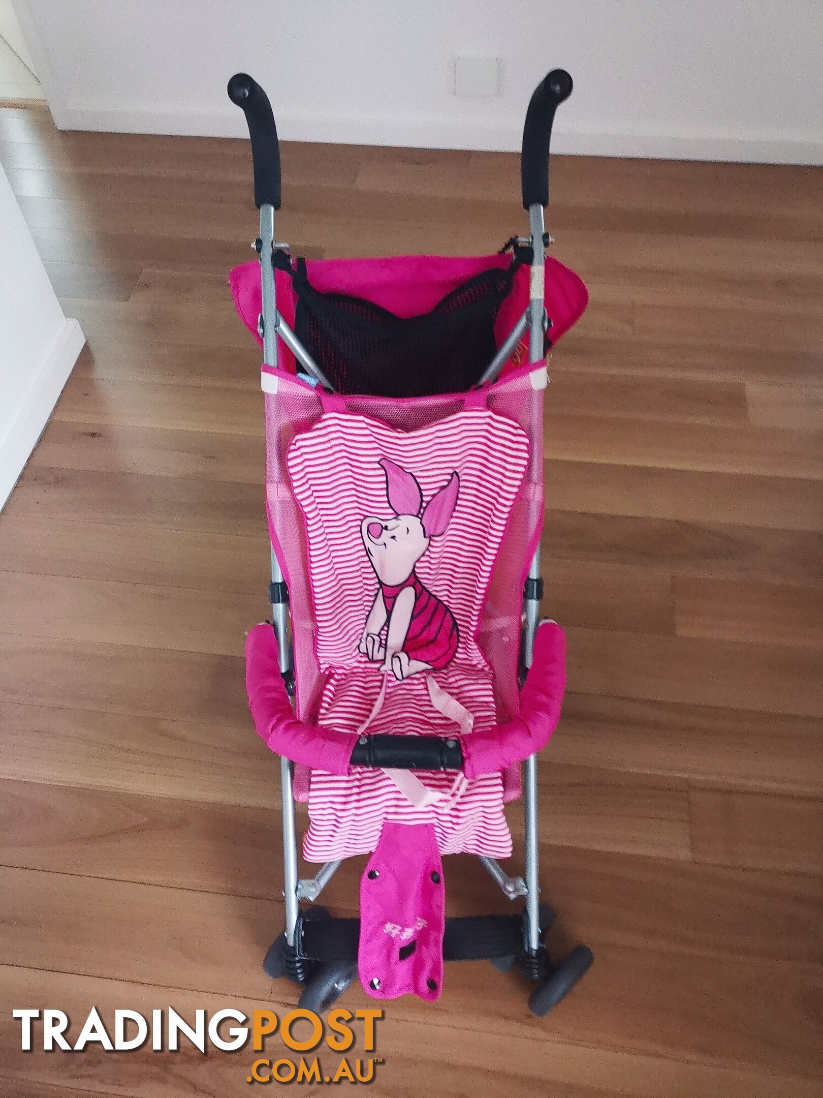 The baby stroller, weighing only 4.7 kilograms, is suitable for carrying onto airplanes.