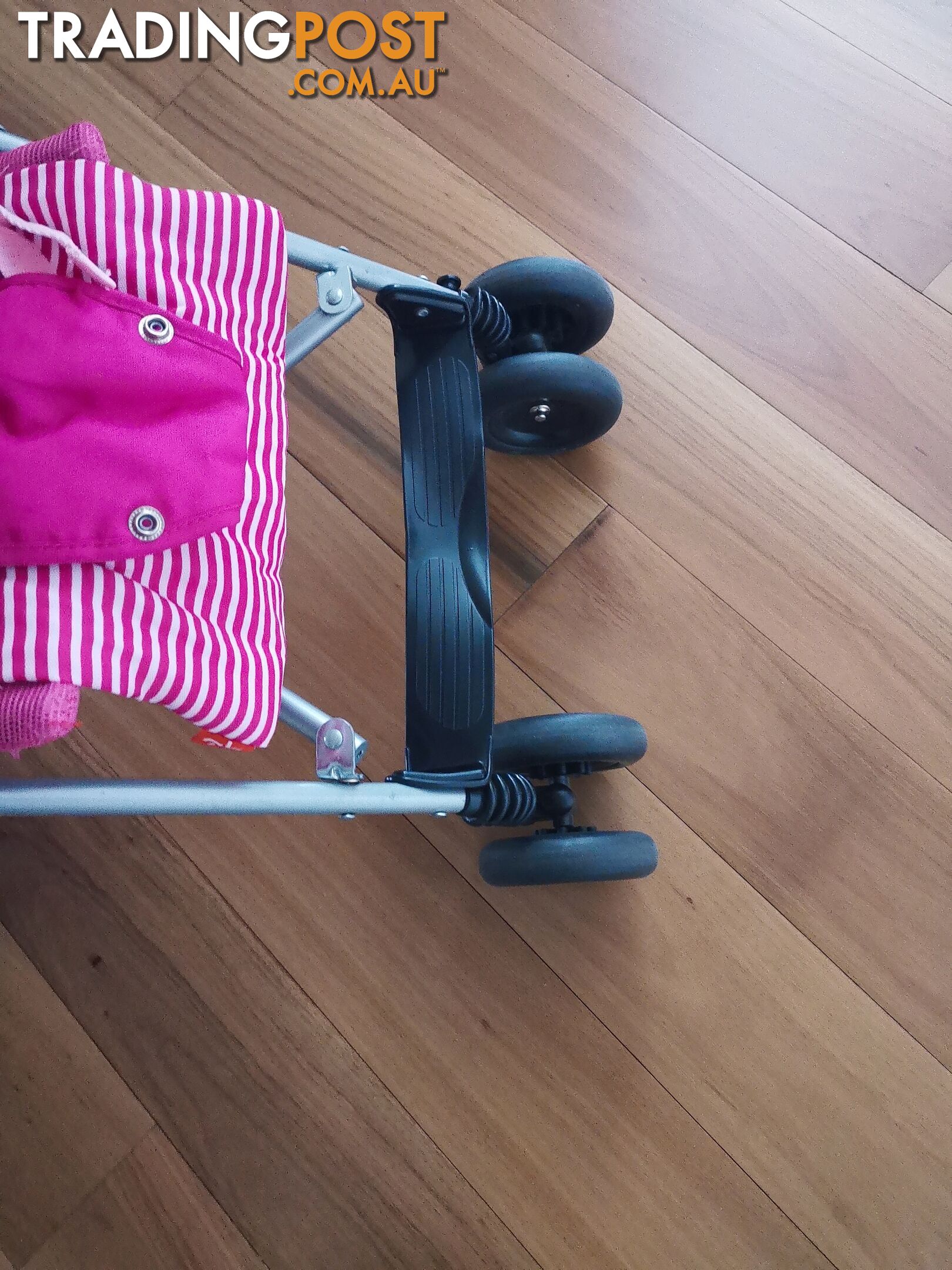 The baby stroller, weighing only 4.7 kilograms, is suitable for carrying onto airplanes.