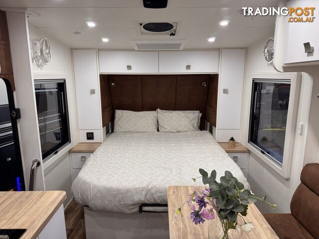 MASTERPIECE TITAN SPECIAL EDITION 25â² FAMILY 4 BUNKS CLUB LOUNGE