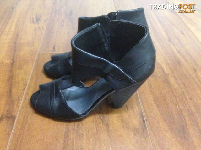 Pulp High Heel Semi Boot. Zip Up. Black. Size 7. - photo 4 of 5