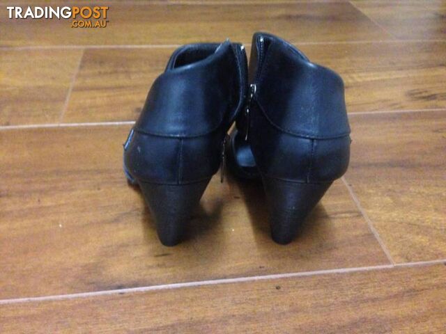 Pulp High Heel Semi Boot. Zip Up. Black. Size 7. - photo 5 of 5
