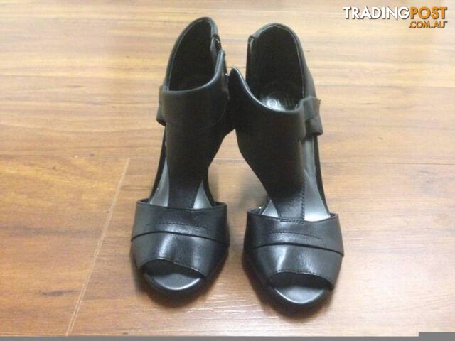 Pulp High Heel Semi Boot. Zip Up. Black. Size 7. - photo 3 of 5