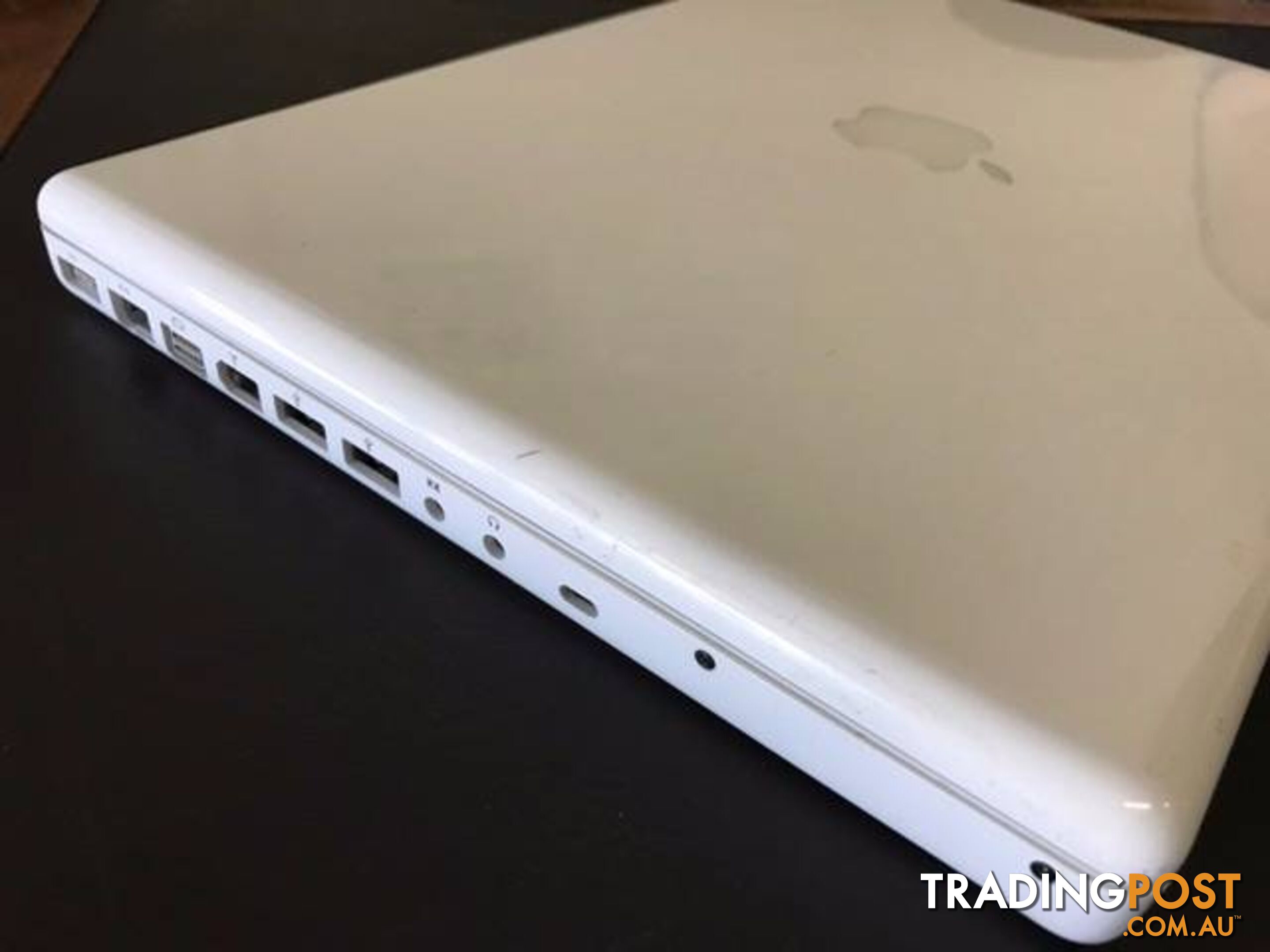 White Macbook 13" *AS NEW WITH CHARGER*