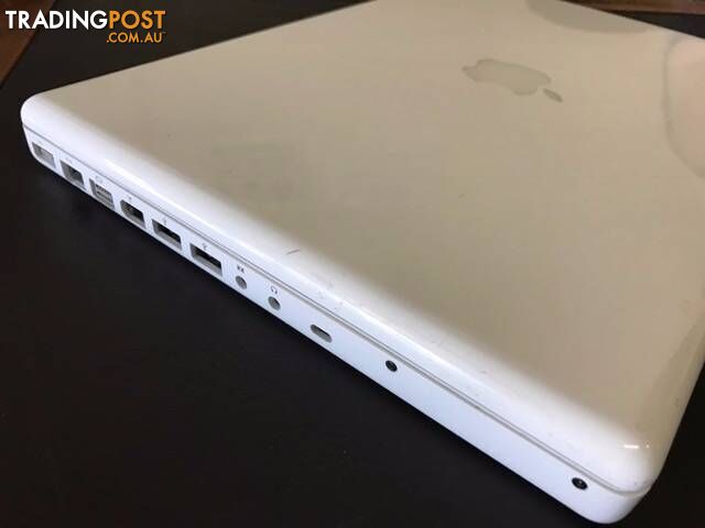 White Macbook 13" *AS NEW WITH CHARGER*