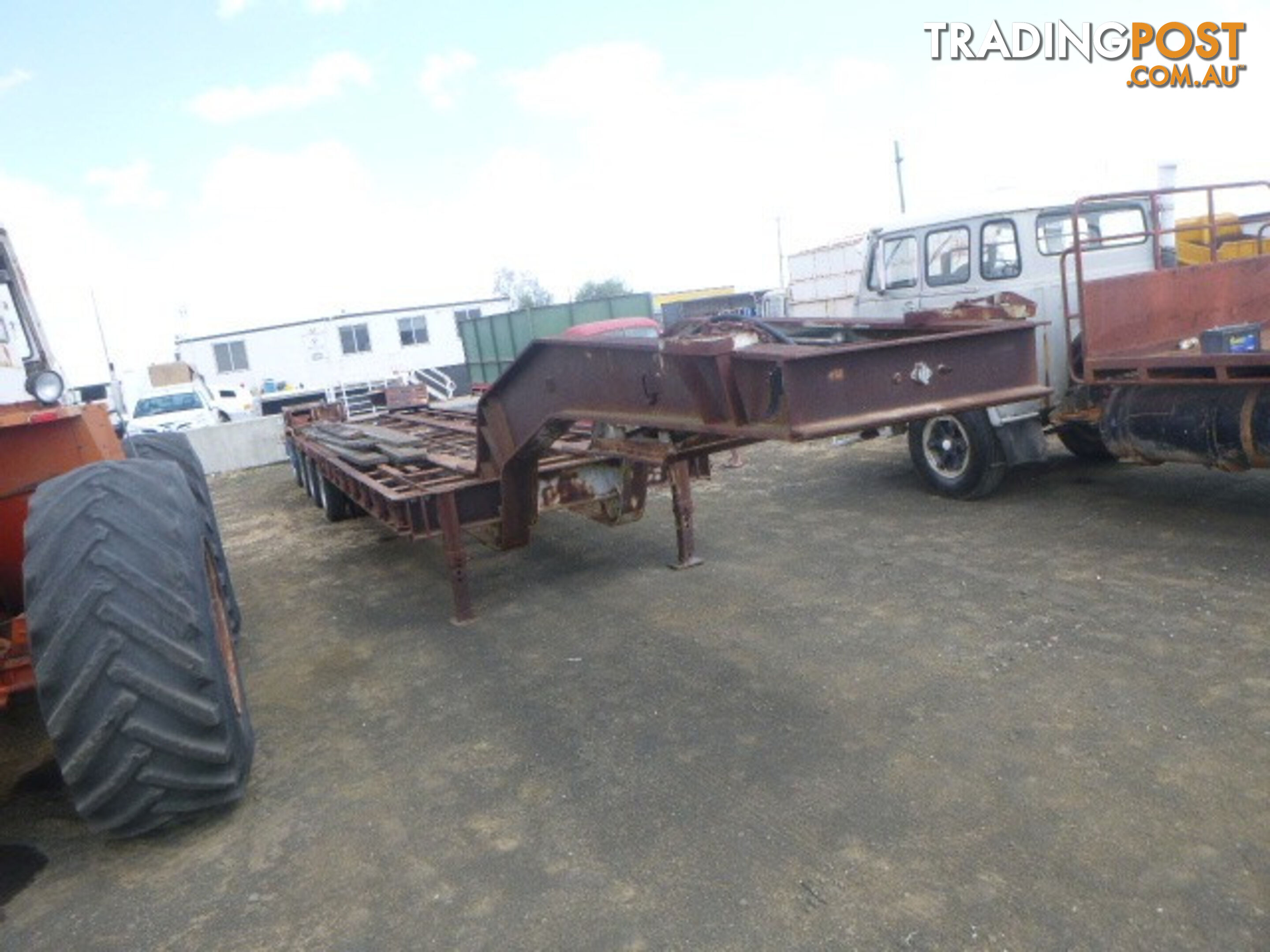 Custom Semi Low Loader/Platform Trailer