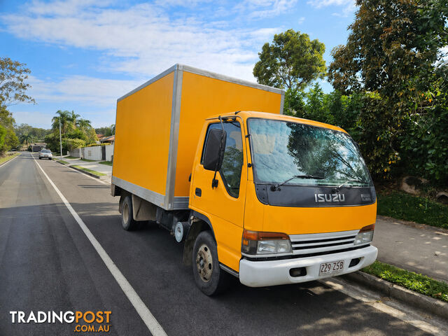 2005 Isuzu NPR 200 Pantech Truck