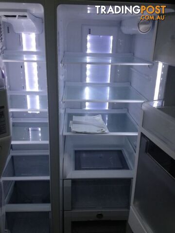 Lg 693 litre fridge $850 - photo 3 of 4