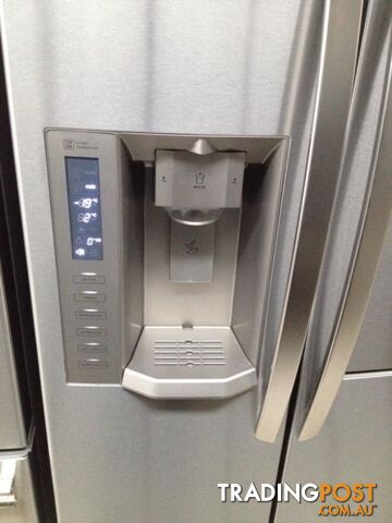 Lg 693 litre fridge $850 - photo 2 of 4