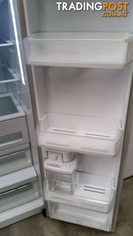 Lg side by side fridge 639 litre - photo 2 of 5