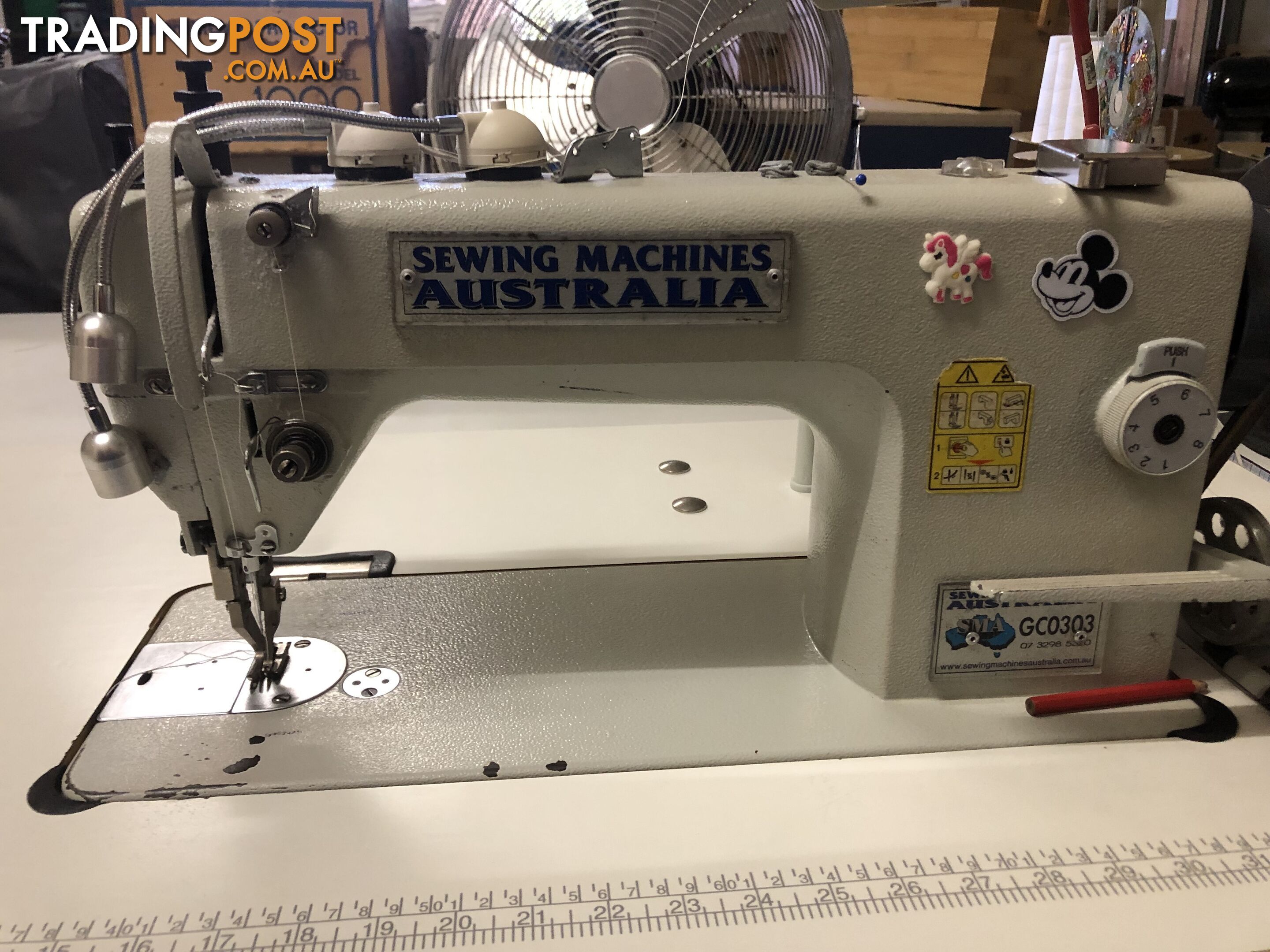 Walking foot sewing machine and overlocker