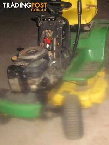 John Deere LX176 Ride on Mower