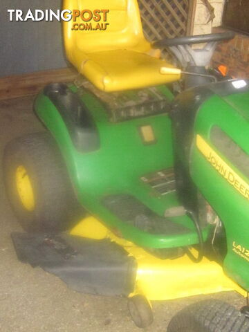 John Deere LA120 Ride on Mower