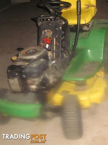 John Deere LX176 Ride on Mower